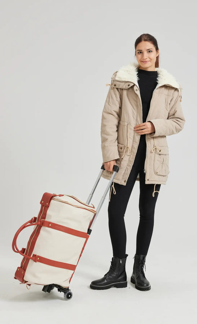 Modell mit Reisetasche